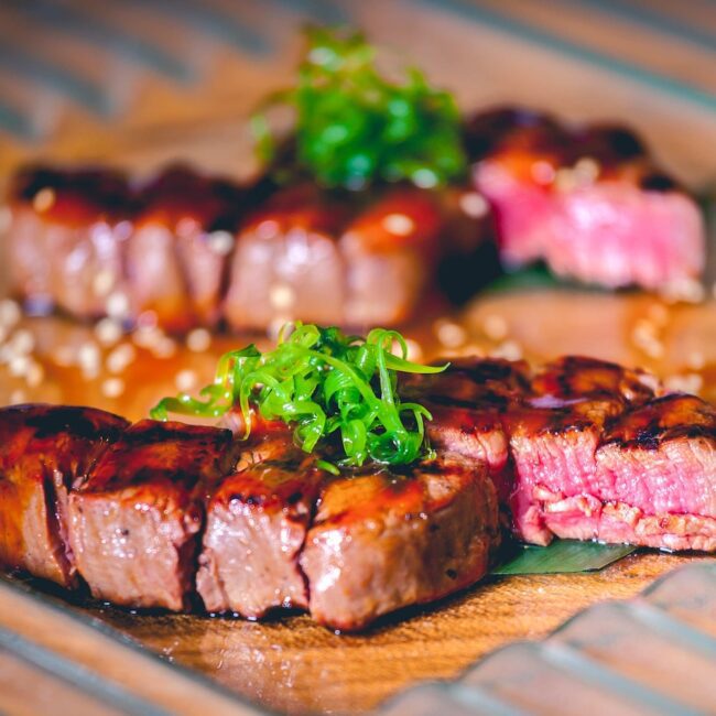 Manzetta prussiana grigliata alla perfezione, con erbe aromatiche fresche, ideale per gli amanti della carne tenera e succosa.