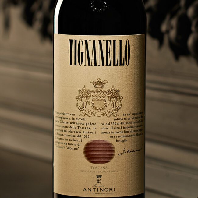 Bottiglia di Tignanello, vino rosso toscano di alta qualità prodotto dalla storica Cantina Antinori
